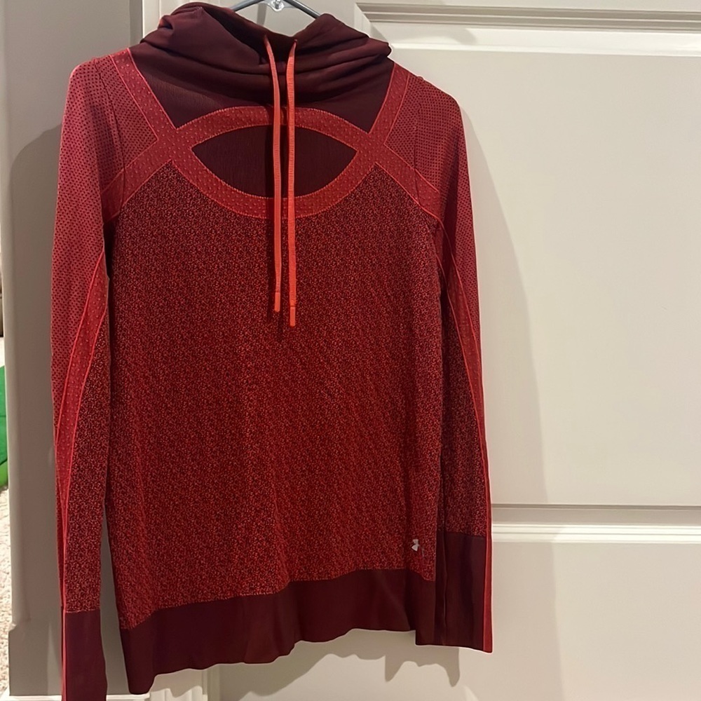 Women's Under Armour fitted Heatgear long sleeve throw over. Never worn!
